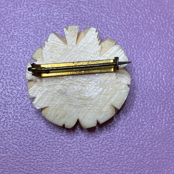 💛 Vintage Carved Bone Rose Flower Brooch - Picture 3 of 5